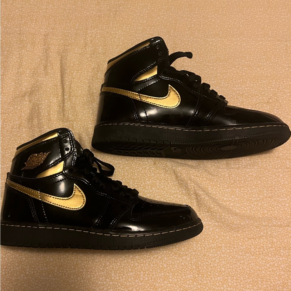 Air Jordan 1 Retro High OG GS 'Black Metallic Gold' - Picture 8 of 11